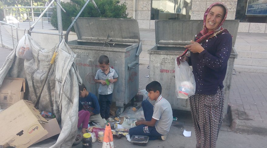 Kağıt toplayarak geçinen aile çöpten topladıklarıyla karınlarını doyuruyor. Foto: Sözcü