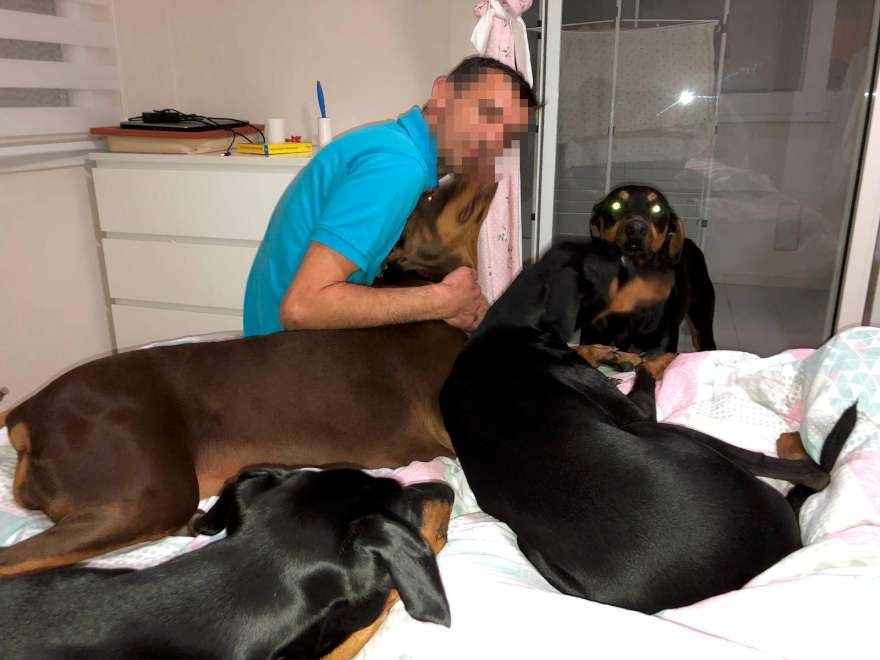 M.U. köpekleriyle birlikte Foto: DHA
