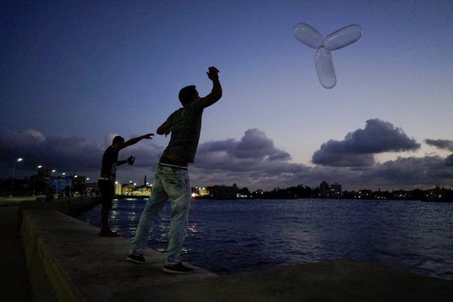 Kübalı balıkçılar av sırasında prezervatifleri şişirip kullanıyor.