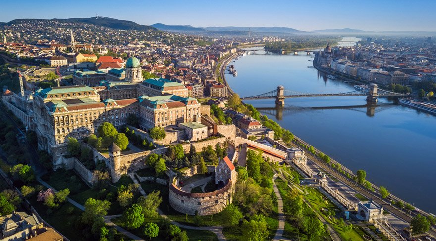 Budapeşte, Macaristan - Tuna Nehri, Matthias Kilisesi ve Macaristan Parlamentosu üzerinde Szechenyi Zinciri Köprüsü ile gün batımında Buda Kalesi Kraliyet Sarayı ve Güney Rondella'nın güzel hava silüeti manzarası