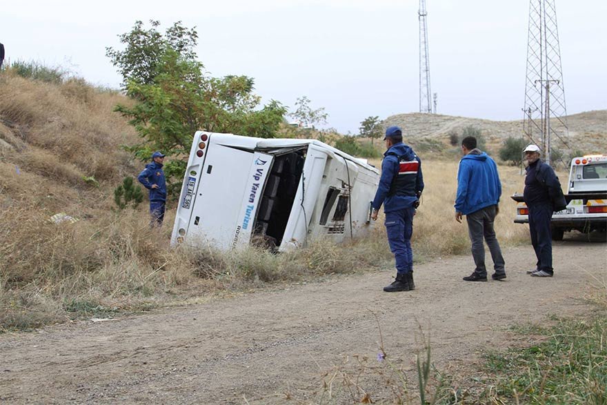 FOTO: DHA - Çankırı'da öğrenci servisi devrildi: 20 yaralı 