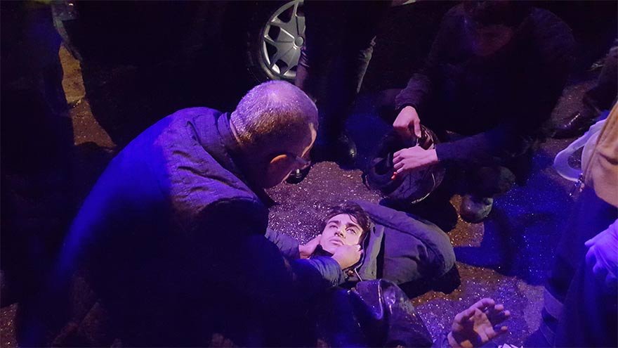 FOTO: DHA - Çarptığı kuryenin başından ayrılmadı, elini tutarak destek oldu 