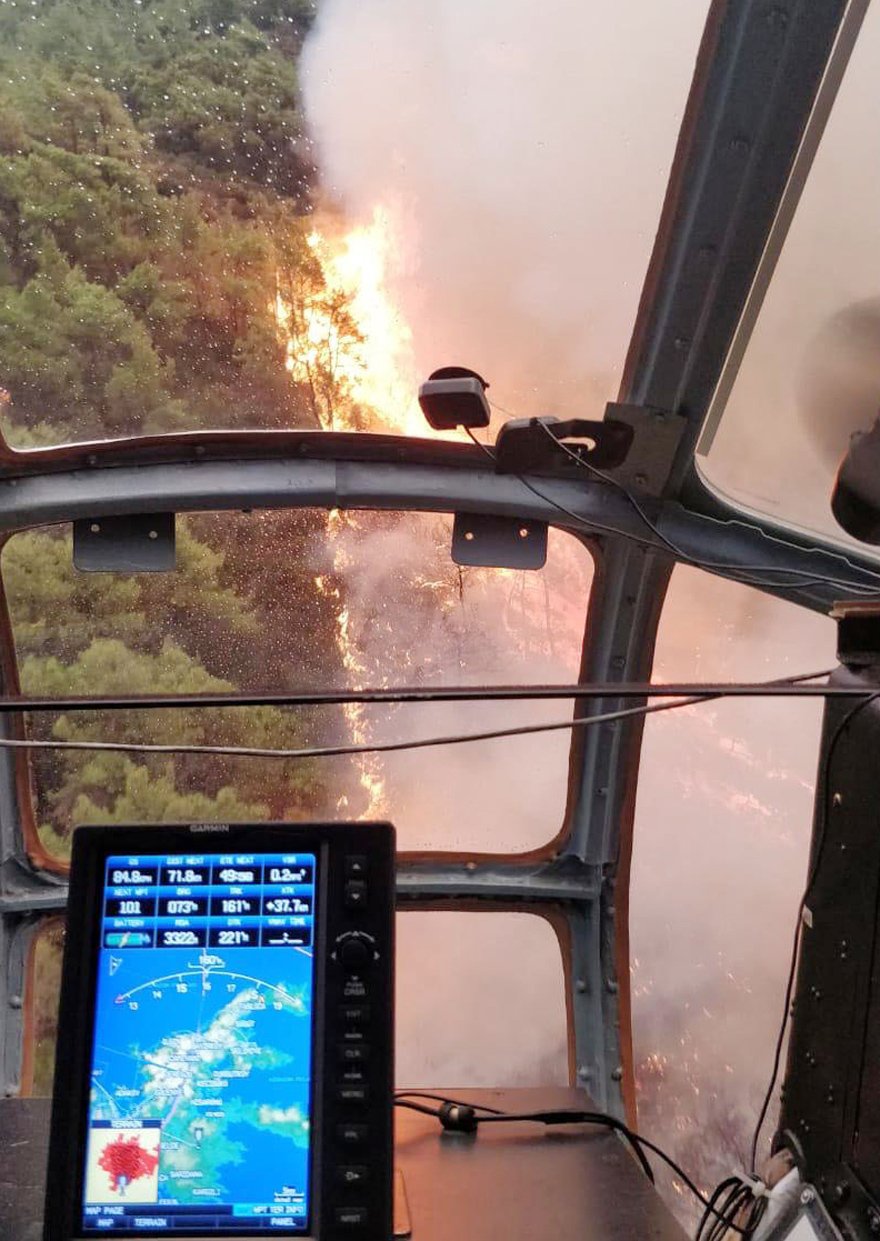 Yangın helikopterden böyle görüntülendi. AA