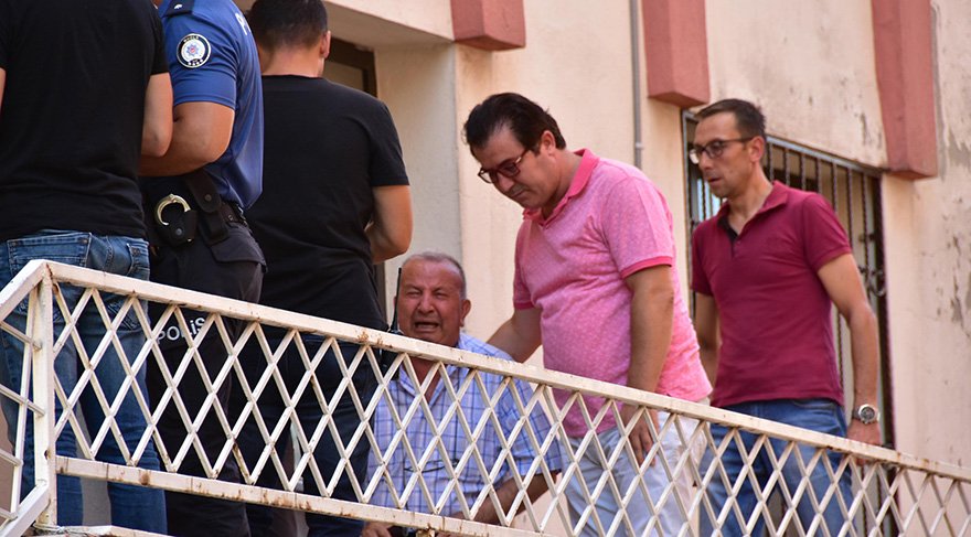 layı haber alıp eve gelen Arpat'ın babası Abdullah Arpat, gözyaşlarına boğuldu. Foto DHA