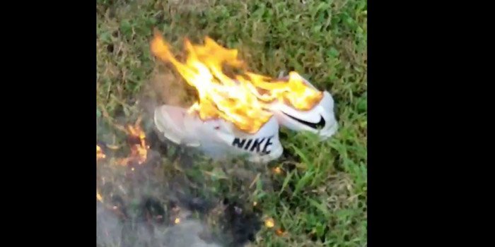 Bazı öfkeli vatandaşlar sponsorluğun duyurulmasından sonra Nike ayakkabılarını yaktılar. Fotoğraf: Twitter/Sean Clancy