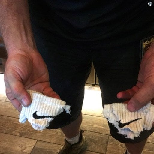 Başka bir ABD vatandaşı ise çoraplarını kesti. Fotoğraf: Twitter/John Clancy