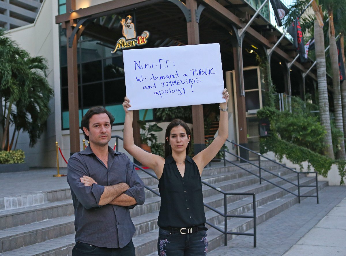Nusret Gökçe'nin Miami'deki lokantası önünde iki kişiyle başlayan protesto kısa sürede kalabalıklaştı.