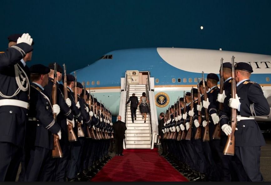Obama ve First Lady, Berlin teması sonrasında uğurlanırken bu fotoğraf çekilmişti. Fotoğrafta aynı Erdoğan'ı karşılayan askerler sıralanmış ve aynı merdiven yerleştirilmişti.