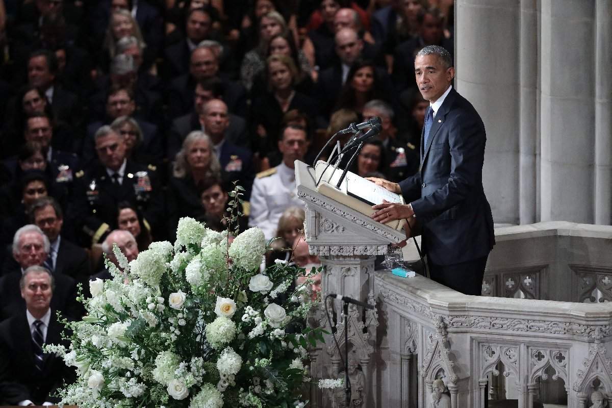 Etkinlikte kısa bir konuşma yapan Obama, yaptığı esprilerle ortamı yumuşattı.