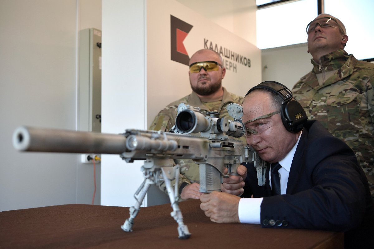 Putin, başkent Moskova'nın biraz dışında yeni açılan bir askeri eğlence parkını ziyaret etti ve silahları bizzat denedi.