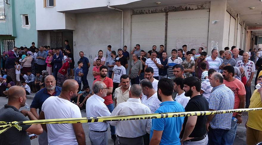Mersin'in merkez Akdeniz ilçesinde bir evde 5 kişi ölü bulundu. Polis ekipleri evde inceleme yaparken, çevrede de geniş çaplı güvenlik önlemi alındı. FOTO:İHA