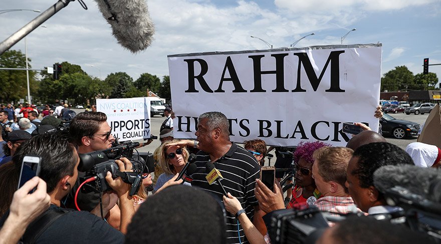 Din görevlisi ve aktivist Gregory Livingston tarafından organize edilen yaklaşık 100 gösterici, otobanı trafiğe kapatarak tepkilerini göstermek istedi. Gösterinin otoban girişindeki küçük bir arazide gerçekleştirilmesine izin verildiğini belirten polis, ısrarla otobana çıkmak isteyen aralarında Livingston'un da bulunduğu 12 göstericiyi gözaltına aldı. FOTOĞRAFLAR:AA