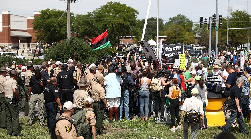 ABD'nin Chicago kentinin güney ve batı kesimlerinde yıllardır artarak devam eden şiddet olaylarını ve Chicago Belediye Başkanı Rahm Emanuel'i hedef alan protestoların üçüncüsü ABD'nin en büyük havaalanlarından O'Hare Havalimanı ana arterlerinden Kennedy otobanının Park Ridge mevkisinde gerçekleşti. Din görevlisi ve aktivist Gregory Livingston tarafından organize edilen yaklaşık 100 gösterici, otobanı trafiğe kapatarak tepkilerini göstermek istedi. Gösterinin otoban girişindeki küçük bir arazide gerçekleştirilmesine izin verildiğini belirten polis, ısrarla otobana çıkmak isteyen aralarında Livingston'un da bulunduğu 12 göstericiyi gözaltına aldı. FOTOĞRAFLAR:AA