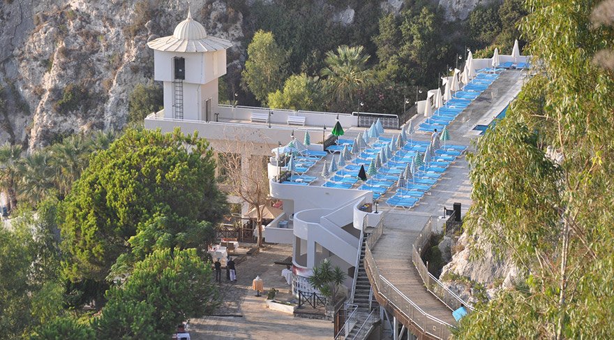 Aydın'ın Kuşadası ilçesi Bayraklıdede Mahallesi'ndeki 4 yıldızlı Alkoçlar Adakule Otel'deki icra işlemi nedeniyle yaklaşık 700 yerli ve yabancı turist çevredeki otellere yerleştirildi. FOTO:AA