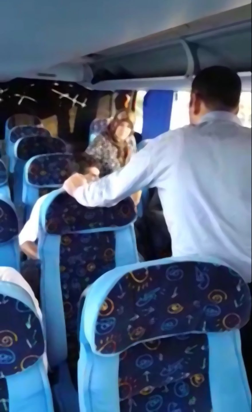 ŞEHİRLER ARASI SEFER YAPAN VE İZMİR'DEN HAREKET EDEN ÜNLÜ BİR FİRMANIN OTOBÜSÜ MAZOT BİTİNCE YOLDA KALIRKEN, GÖREVLİLERİN YOLCULARA, 'MAZOT PARASINI VERİN MAHKEMEDE ALIRSINIZ' ŞEKLİNDE SÖYLEDİĞİ İDDİA EDİLEN SÖZLER YOLCULARI ÇİLEDEN ÇIKARDI. FOTO:İHA