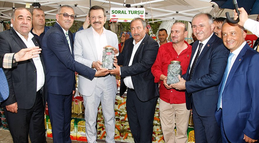 Türkiye'nin önemli turşu üretim merkezlerinden Bursa'nın Orhangazi ilçesine bağlı kırsal Gedelek Mahallesi'nde düzenlenen 