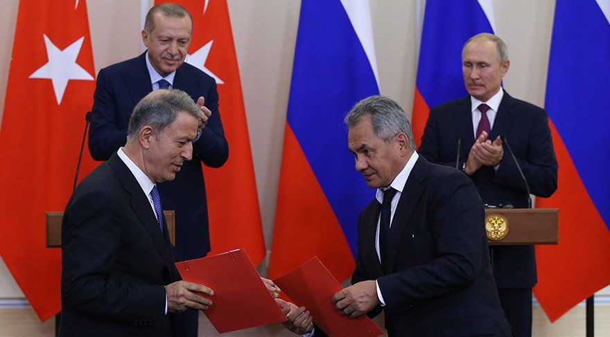 Basın toplantısı öncesinde Erdoğan ve Putin'in huzurunda, Milli Savunma Bakanı Hulusi Akar (solda) ve Rusya Savunma Bakanı Sergey Şoygu tarafından mutabakat zaptı imzalandı. FOTO:AA
