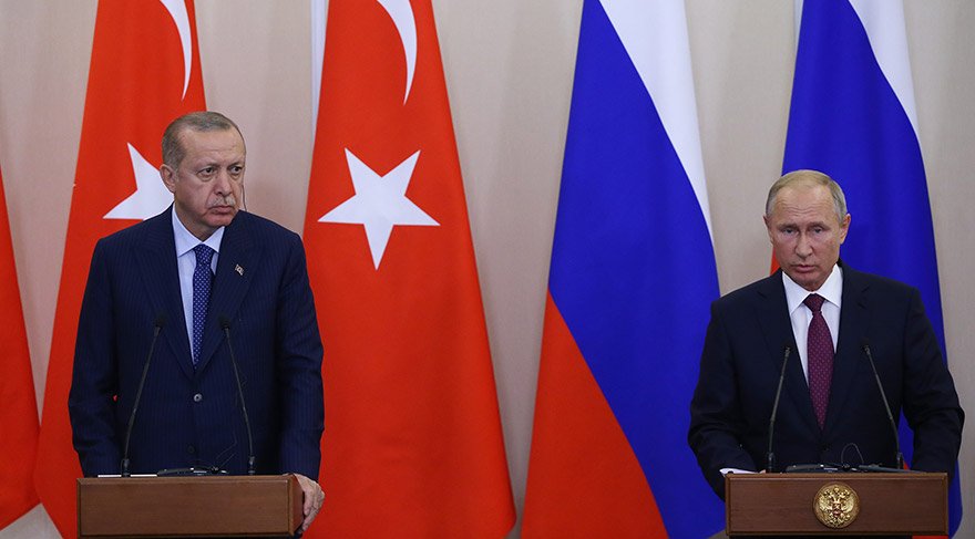 Rusya'nın Soçi kentinde bir araya gelen Türkiye Cumhurbaşkanı Recep Tayyip Erdoğan ve Rusya Devlet Başkanı Vladimir Putin, ikili ve heyetler arası görüşmenin ardından ortak basın toplantısı düzenledi. FOTO:AA
