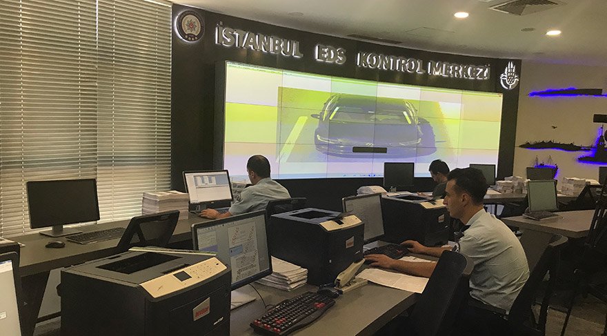 İstanbul Büyükşehir Belediyesi'nce (İBB) kurulan ve İstanbul Emniyet Müdürlüğü'nce kullanılan Elektronik Denetleme Sistemi (EDS) çerçevesinde, kamerayla tespit edilen ihlallere ilişkin kesilen trafik cezalarının kapsamı genişletildi. 455'i EDS, 763'u Trafik İzleme ve 191'i Plaka Tanıma Sistemi olmak üzere bin 409 kameradan kural ihlali yapıldığı tespit edilen sürücülere ceza kesiliyor. FOTO:AA