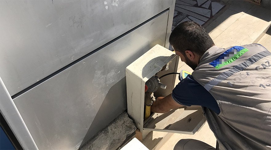 Batman'da gaz kaçağını ateşle kontrol eden esnaf, doğalgazın alev almasına neden oldu. Yangının büyümesi sonucu bir bankanın güvenlik görevlisi yangın tüpü ile yangına müdahale etti. Daha sonra olay yerine gelen itfaiye ekipleri kaldırıma ve çevredeki araçlara su sıkarak olası bir alevlenmenin önüne geçti. Bu sırada olay yerine gelen doğalgaz dağıtım şirketi yetkilileri gazı kesti. FOTO:AA