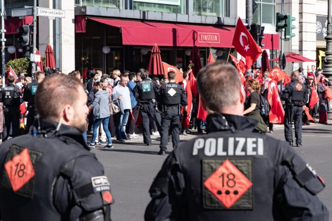 Alman polisi otel ve çevresinde yoğun güvenlik önlemleri aldı.