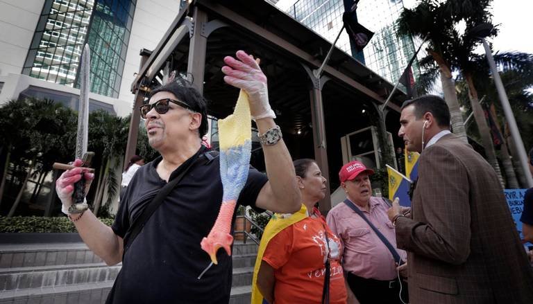 Bazı Venezuelalılar, Nusret gibi giyinerek protestoya katıldı.