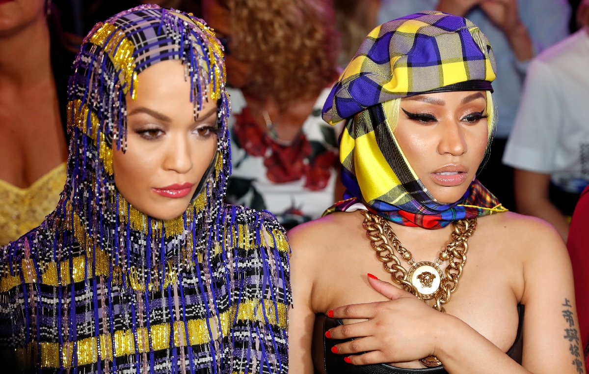 Rita Ora ve Nicki Minaj kıyafetleriyle Versace'den adeta rol çaldı... Minaj sık sık eliyle göğsünü kapatarak zor anlar yaşadı.