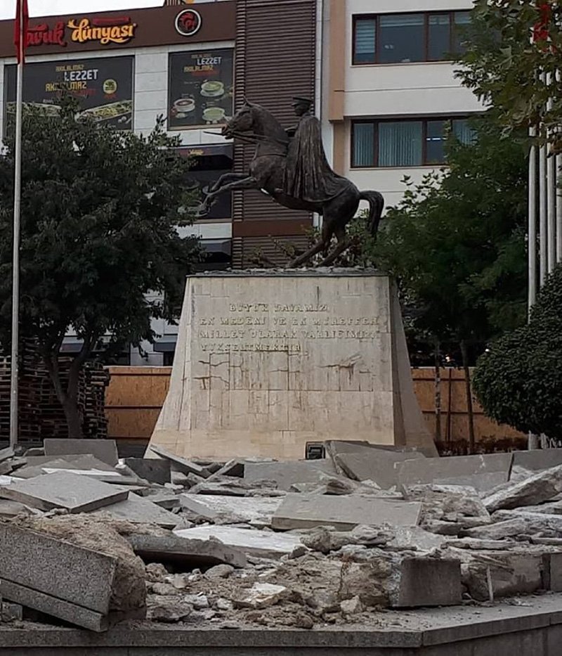 İnşaat molozları Atatürk Anıtı’nın çevresine yığıldı. 
