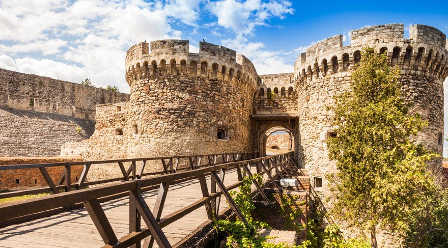 Belgrad'ın Kalemegdan Kalesi tarihi kale kuleleri, kapı ve köprü, Sırbistan