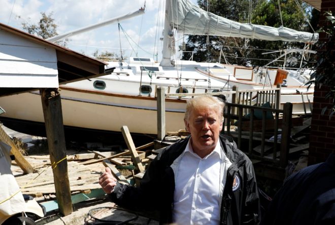 Trump evlerine tekne giren çifti de ziyaret etti.