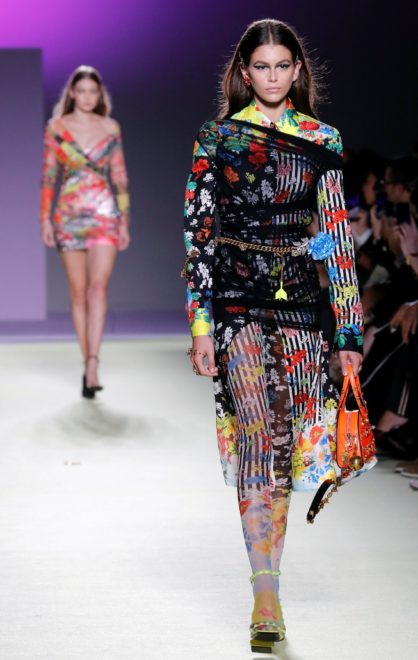 Versace'nin geçtiğimiz günlerde Milano Moda Haftası kapsamında yapılan defilesinde Kaia Gerber de podyuma çıkmıştı. 