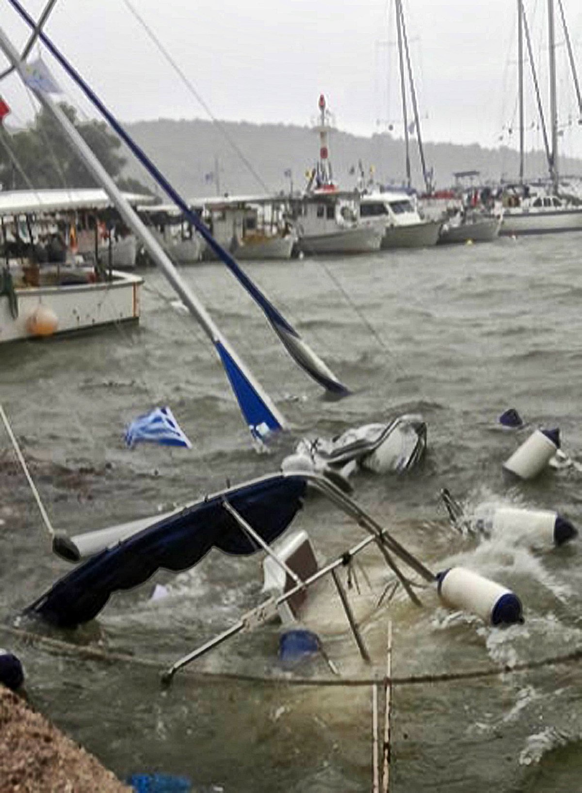 Şiddetli fırtına deniz ulaşımını olumsuz etkilerken çok sayıda tekne battı.