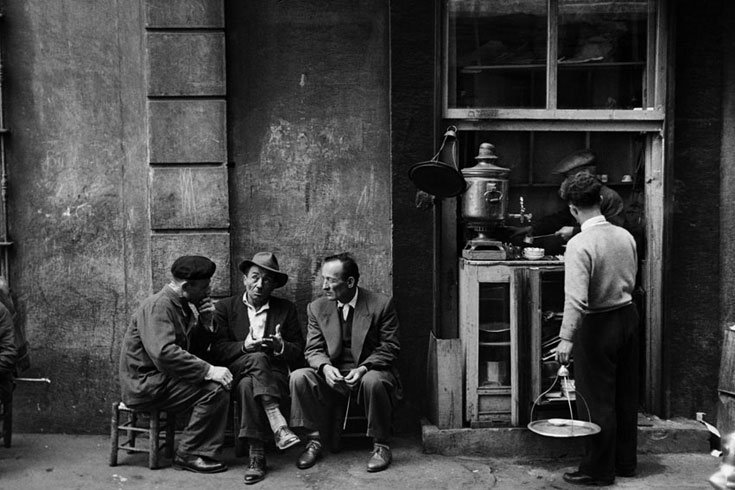 Ara Güler'in siyah-beyaz İstanbul fotoğraflarında gündelik yaşam gözler önüne seriliyordu.
