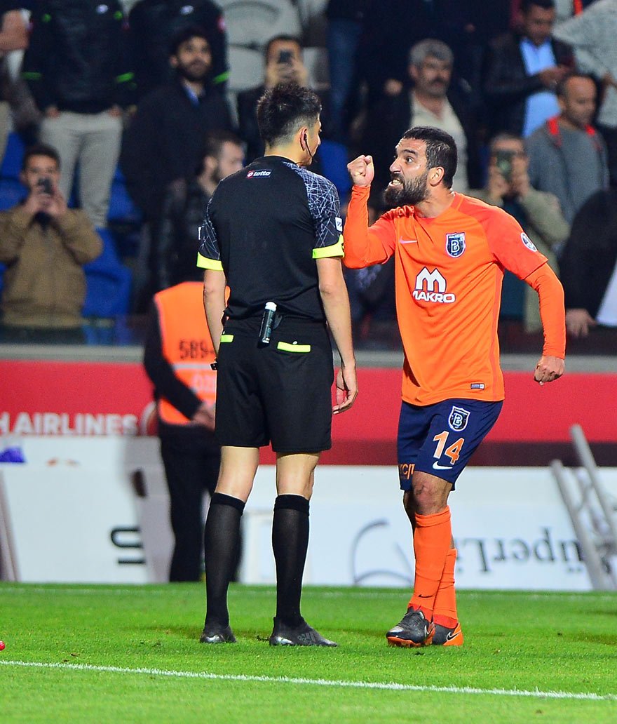Başakşehir forması giyen 31 yaşındaki Arda Turan geçen yıldan aldığı cezadan dolayı bu sezon hiçbir maça çıkmadı.