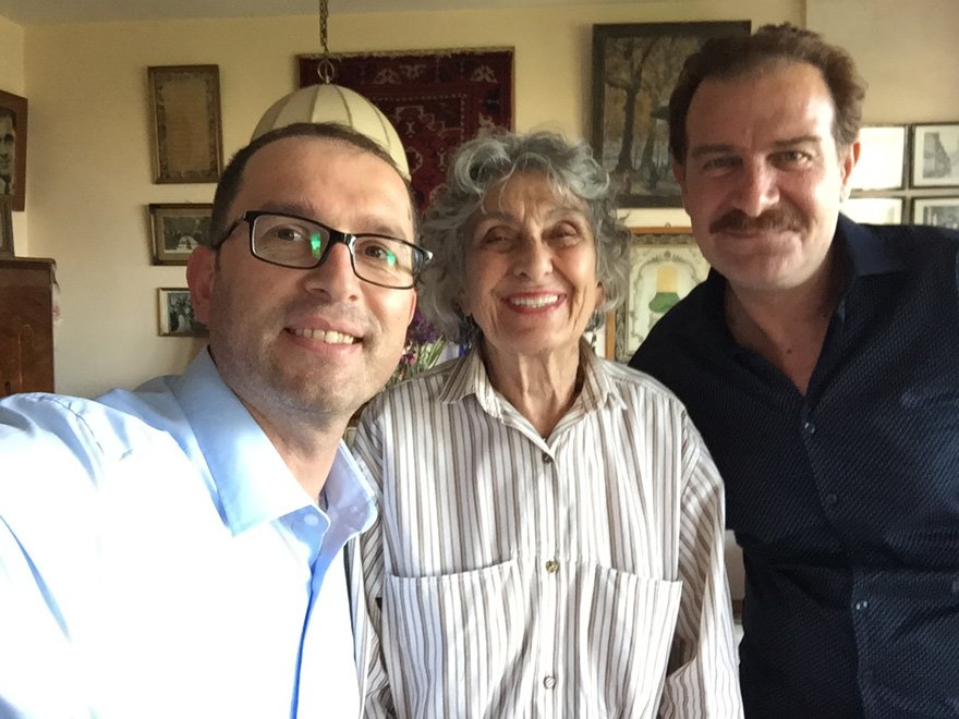 Yönetmen Cengiz Özkarabekir (solda), Gülümser Yücel ve oyuncu Mehmet Tokat ile birlikte...