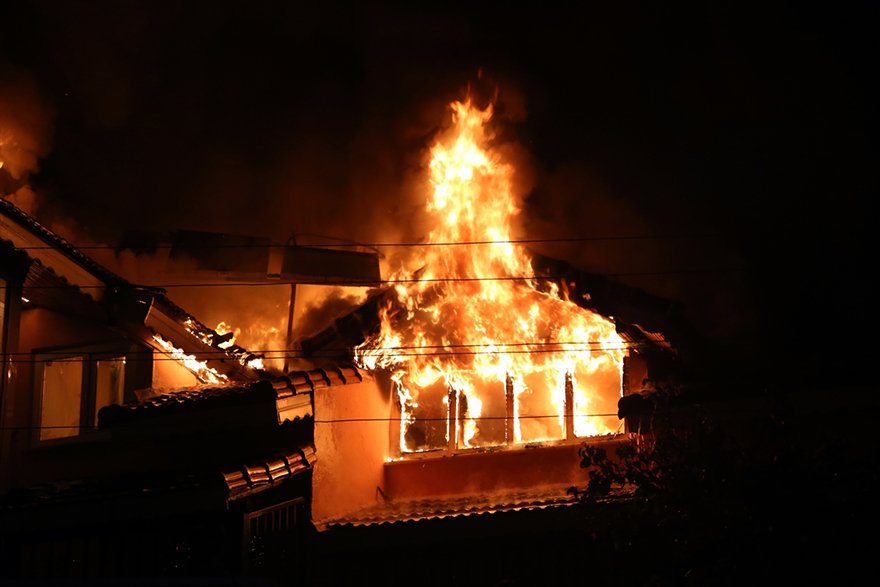 FOTO: AA - Muğla'nın Ortaca ilçesinde bir otelde çıkan yangın, itfaiye ekiplerince söndürüldü.