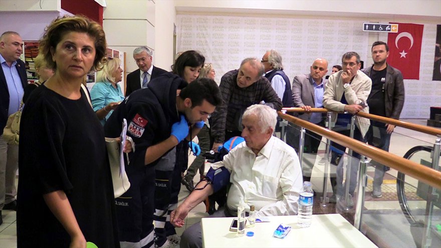FOTO: AA- Edirne 6. Kitap Fuarı'nda rahatsızlanan eski bakanlardan Ali Topuz, hastaneye kaldırıldı.