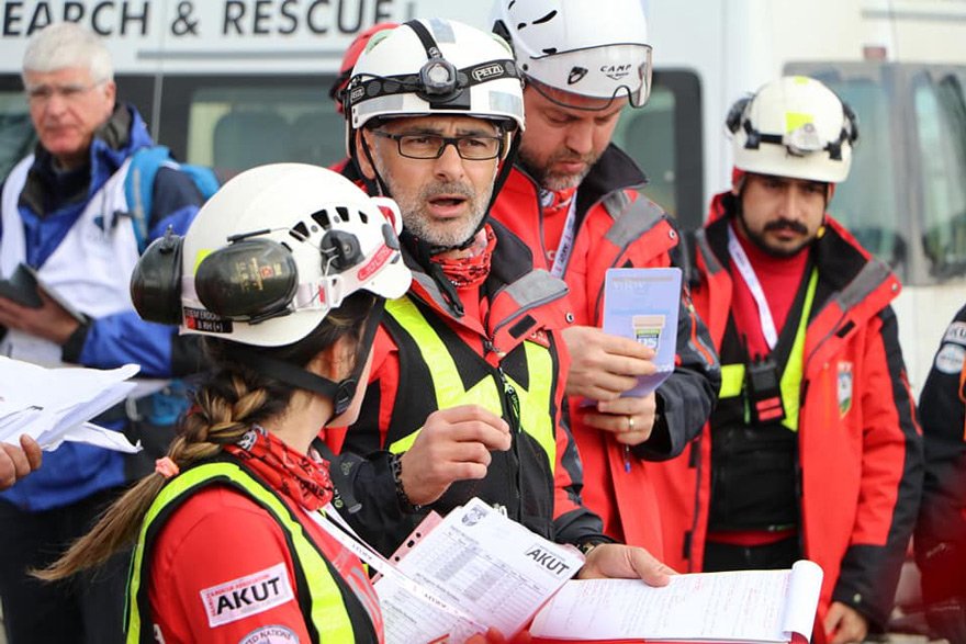 YARDIMA KOŞUYORLAR AKUT, Türkiye’deki afetlerde bir yerden çağrı beklemeden işe koyuluyor. Uluslararası afetlerde ise yardım çağrısı yapılmış olması gerekiyor. Güvenlik güçleri ve AFAD ile birlikte çalışıyorlar. 