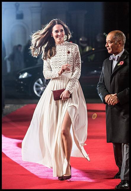 İngiltere'de bir filmin galasına katılan Kate Middleton'ın rüzgarla başetme çabası...