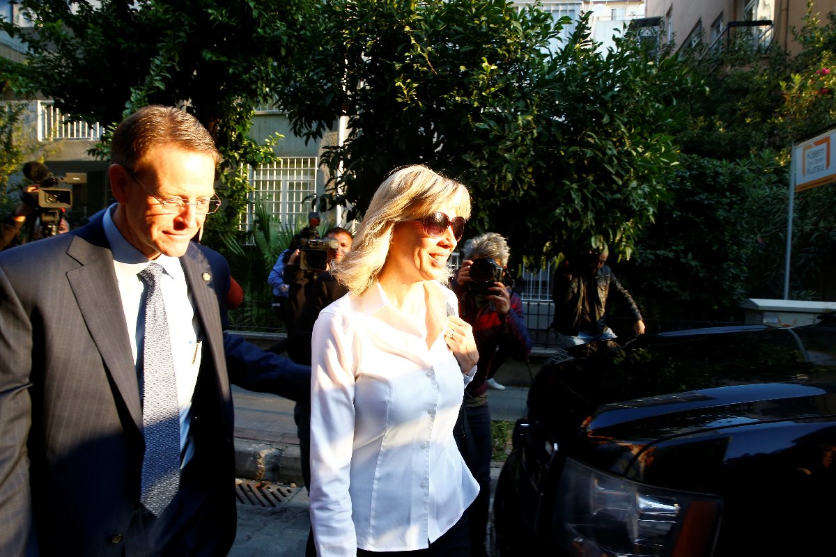 FOTO: Reuters / Rahip Brunson'un eşi Norine Brunson evden çıkıp adliyeye giderken gazetecilere böyle gülümsedi.