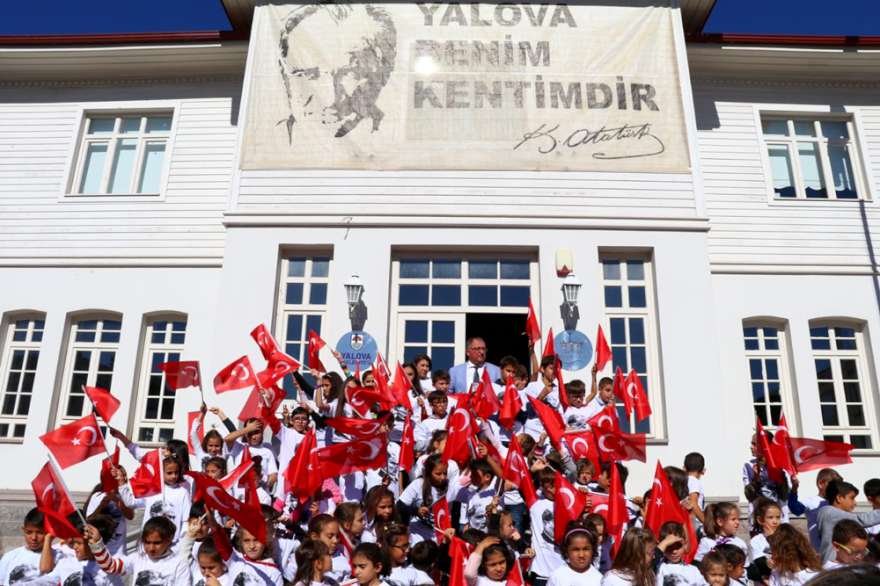 Yalova'da 95 çocuk 29 Ekim Cumhuriyet Bayramı´nın 95'inci yıldönümü nedeniyle hep birlikte 'Andımız'ı okudu