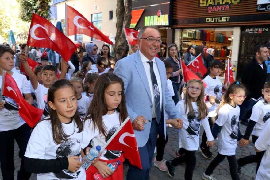 Çocuklara Yalova Belediye Başkanı Vefa Salman eşlik etti