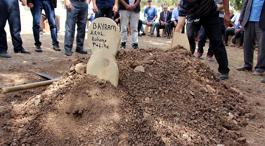 Bayram'ın ait bir kaç kemik parçası kaybolmasının üzerinden 2 yıl 10 ay geçtikten sonra toprağa verildi. Foto: DHA