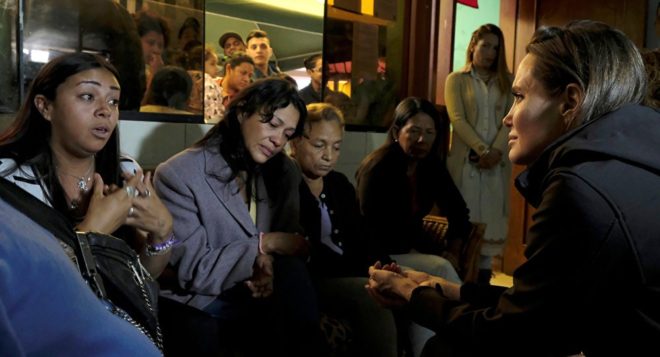 Jolie, Peru’nun başkenti Lima’ya yaptığı üç günlük ziyaret sırasında göçmenlerin kaldığı kamplara gitmişti.