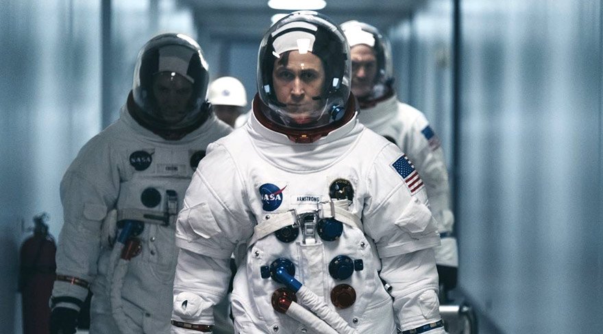 astronot Neil Armstrong'un hayatının 1960'lardaki dönemini konu alıyor. Armstrong'un 1969'da Ay'a ayak basan ilk insan olduğu yolculuğa giden süreçte hem NASA'da yaşananlar, hem de Armstrong'un özel hayatı ve eşi Janet'la ilişkisi filmde yer buluyor.