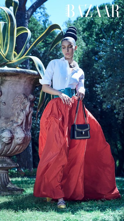 Çekimlerde daha muhafazakar kombinler seçildi...