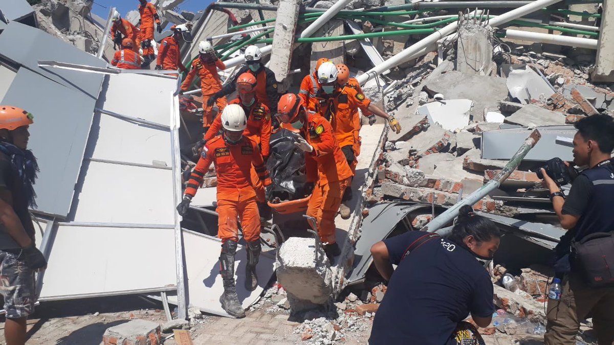 Endonezya'da felaket sonrasında arama kurtarma çalışmalarına hız verildi.