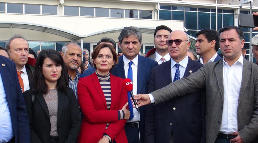Duruşma öncesinde aralarında CHP İlbaşkanı Canan Kaftancıoğlu ve Barış Yarkadaşın'da bulunduğu bir grup açıklama yaptı Foto DHA