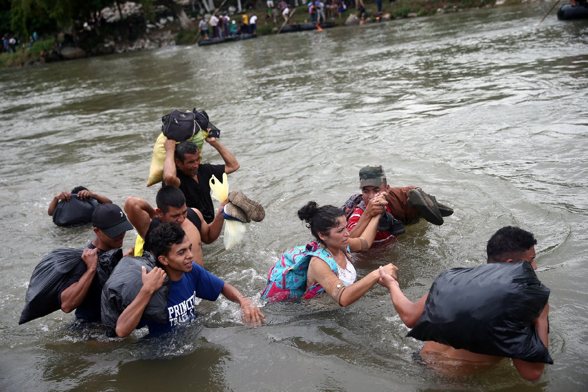 Çok sayıda Guatemalalı sınır devriyesinden kaçmak için nehre atladı.
