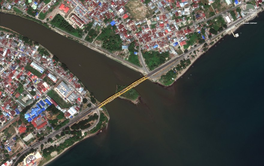 Uydu görüntüleri 300 metrelik köprünün tsunami ve depremden önceki halini böyle çekti.